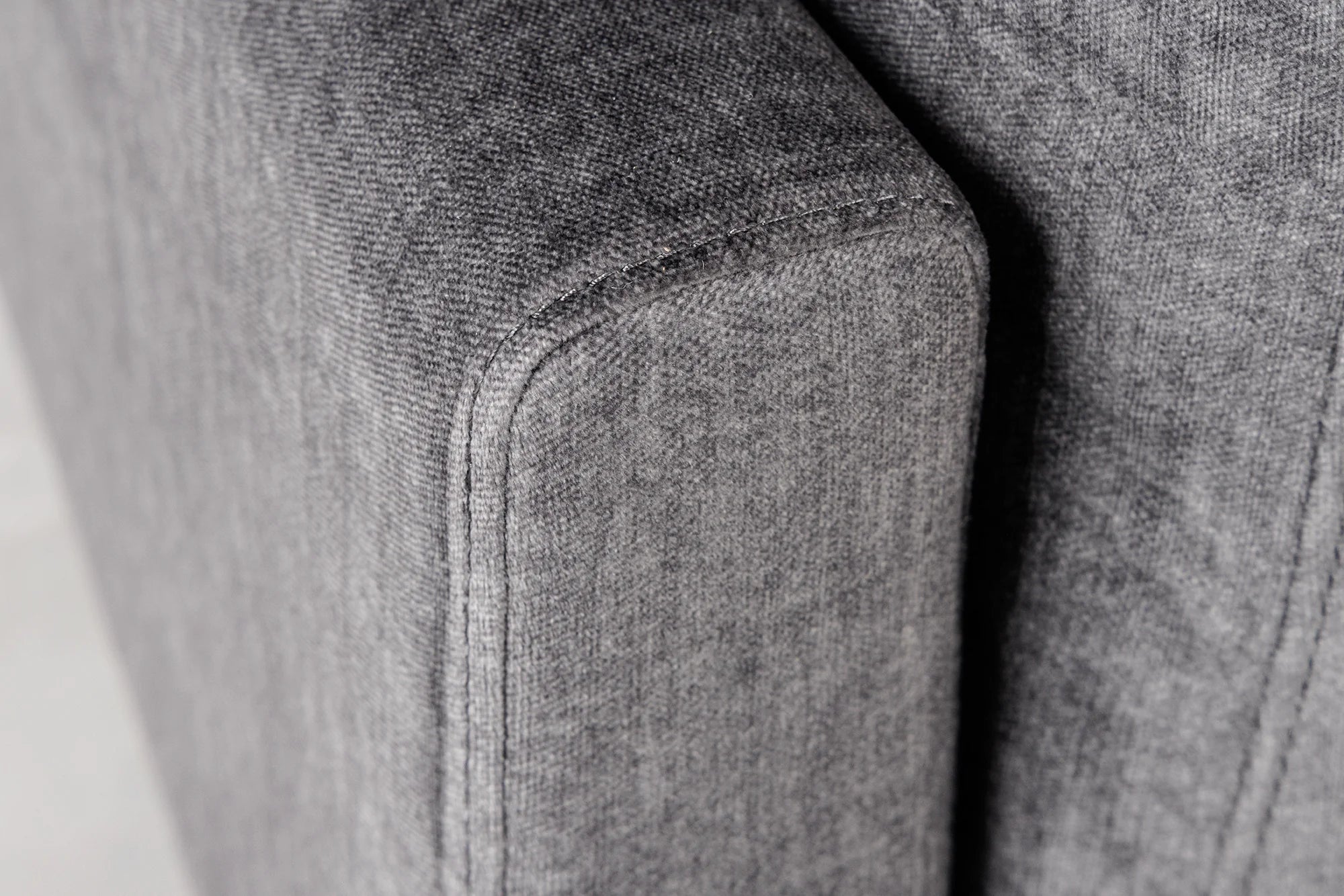 SOFA NAROŻNA MANHATTAN PRAWO STRONNA SZARY AKSAMIT / 44277 / INVICTA INTERIOR - Meblowy Sklep Internetowy Inventio