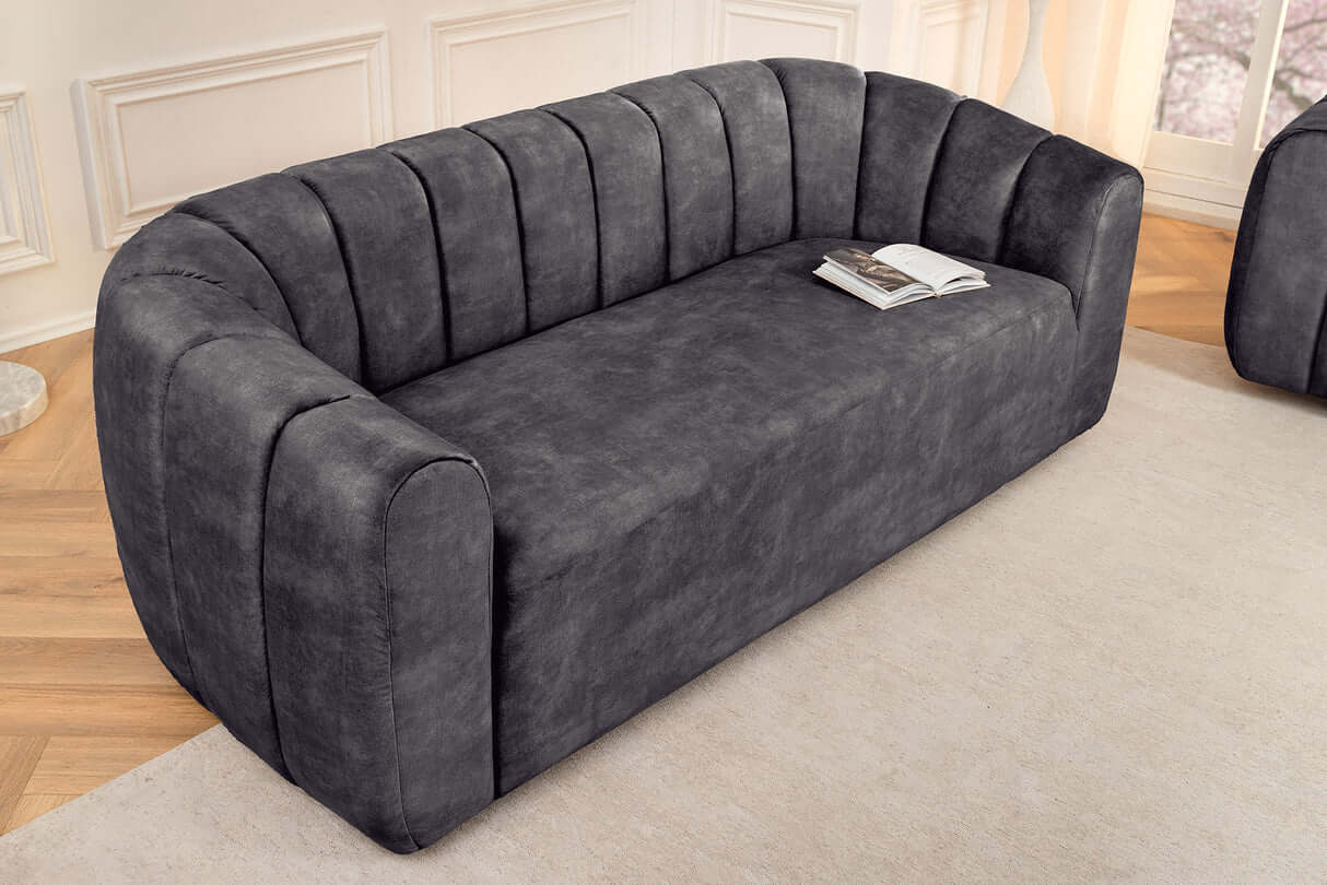 Sofa 3-osobowa z welurową tapicerką i pionowymi przeszyciami – elegancki mebel do nowoczesnego salonu