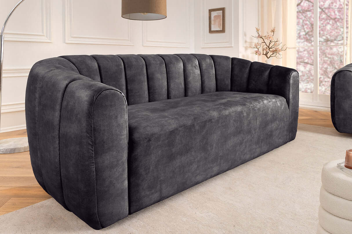 Sofa 3-osobowa z welurową tapicerką i pionowymi przeszyciami – elegancki mebel do nowoczesnego salonu