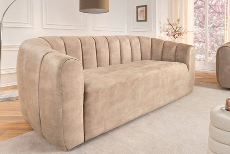 Beżowa sofa 3-osobowa z welurową tapicerką i pionowymi przeszyciami – elegancki mebel do nowoczesnego salonu