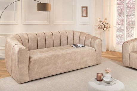 Beżowa sofa 3-osobowa z welurową tapicerką i pionowymi przeszyciami – elegancki mebel do nowoczesnego salonu