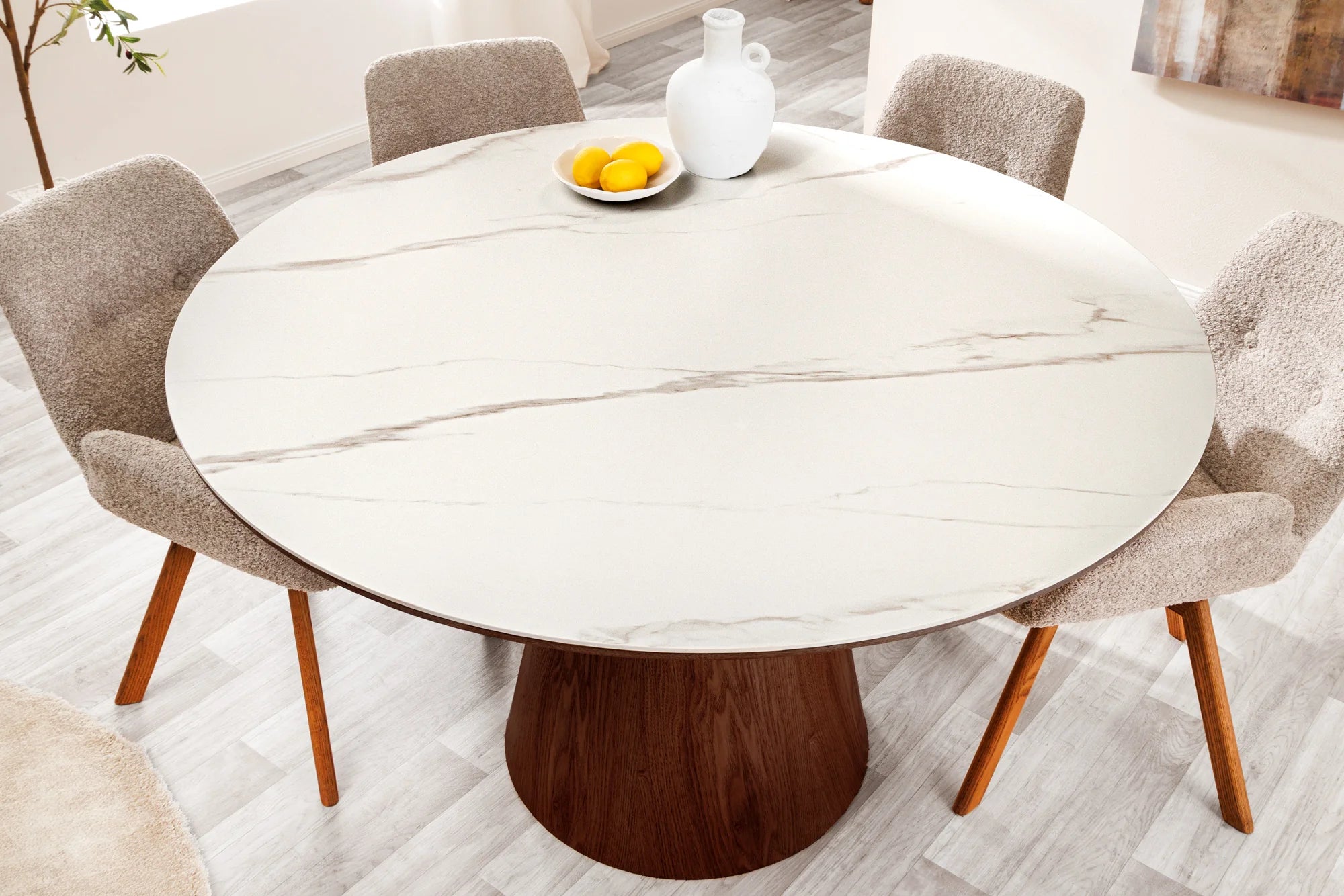 Nowoczesny okrągły stół z ceramicznym blatem i drewnianą podstawą do salonu i jadalni