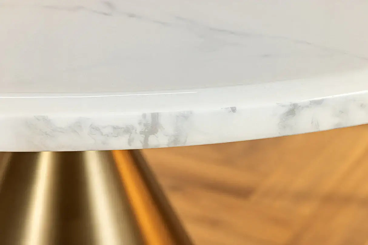 Okrągły stół 130 cm z marmurowym blatem i złotą stożkową podstawą – elegancki mebel glamour
