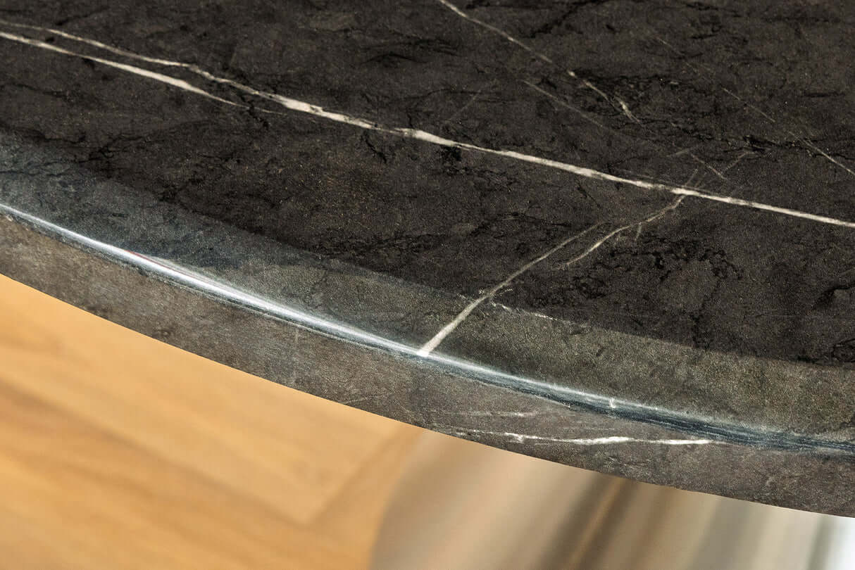 Okrągły stół 130 cm z marmurowym blatem i chromowaną stożkową podstawą – elegancki mebel glamour