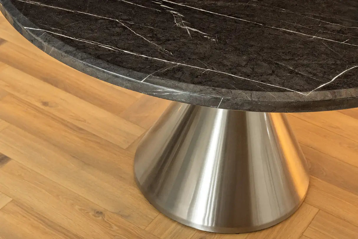 Okrągły stół 130 cm z marmurowym blatem i chromowaną stożkową podstawą – elegancki mebel glamour