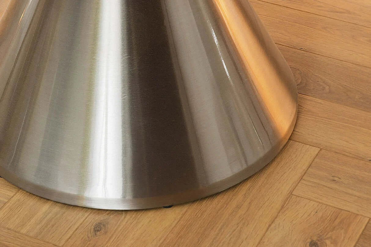 Okrągły stół 130 cm z marmurowym blatem i chromowaną stożkową podstawą – elegancki mebel glamour