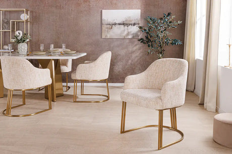 Tapicerowane krzesło w jasnej tkaninie z elegancką złotą podstawą – styl glamour do jadalni lub salonu