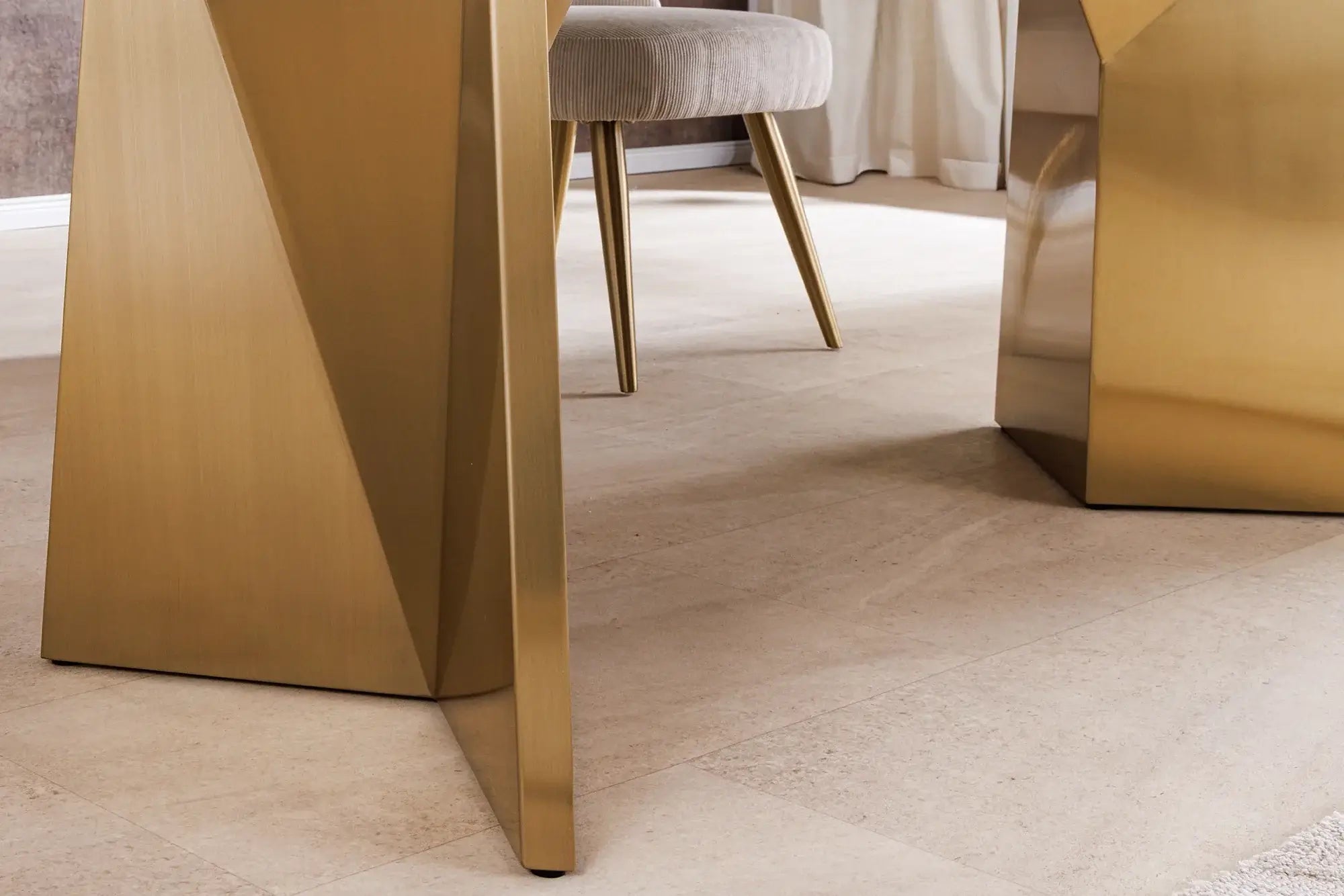 Nowoczesny stół EXTRAVAGANCIA z blatem w optyce marmuru i złotą geometryczną podstawą – elegancja do salonu i jadalni