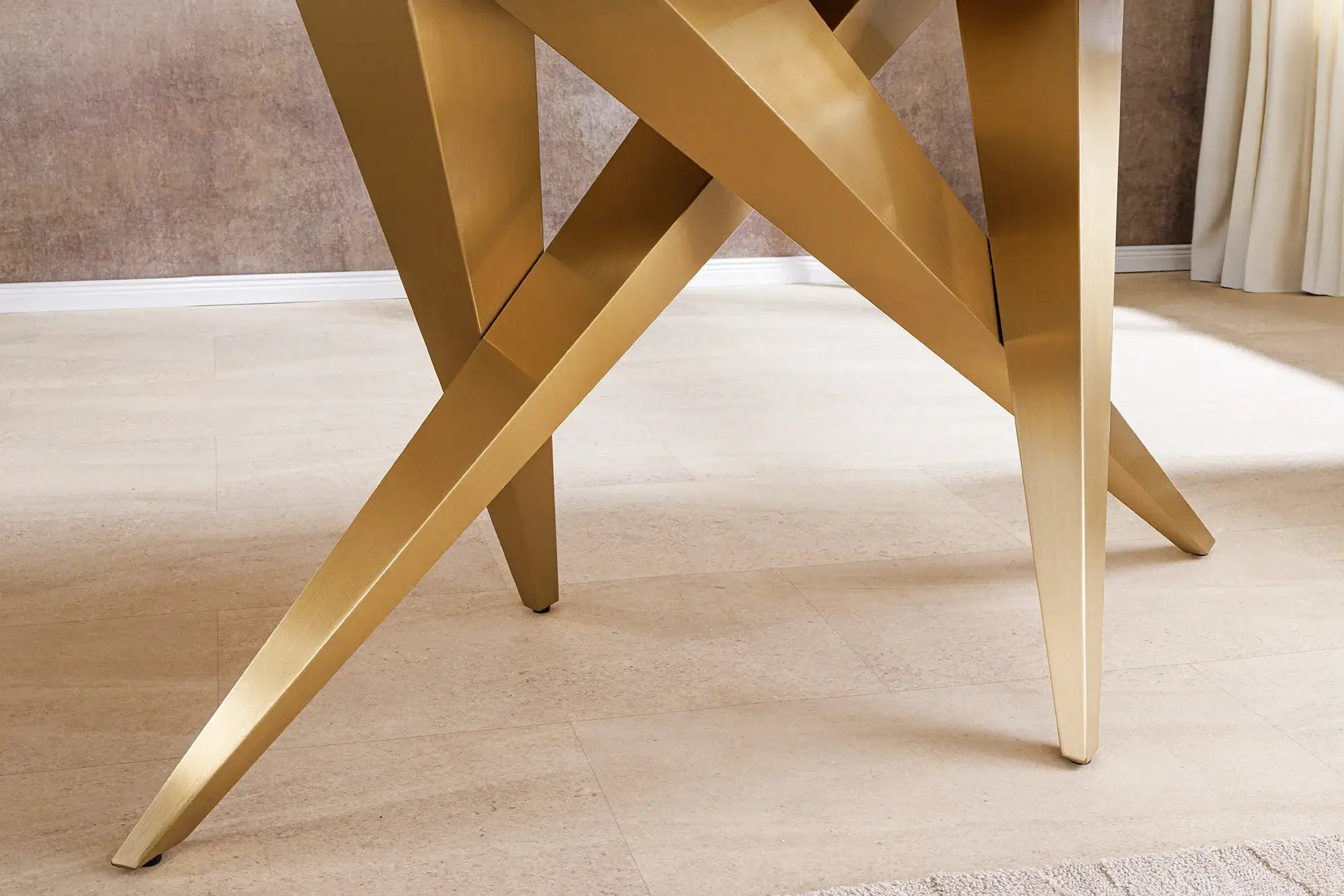 Nowoczesny stół glamour z białym ceramicznym blatem i złotą geometryczną podstawą – elegancja do jadalni i salonu