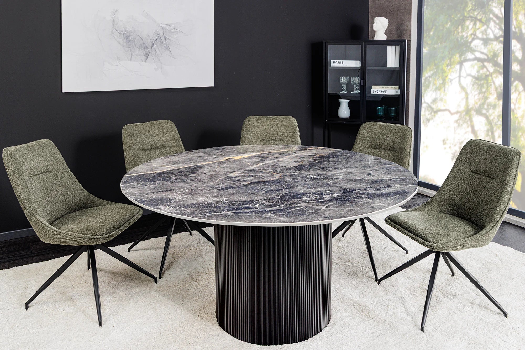 Okrągły stół z szarym marmurowym blatem i czarną, ryflowaną podstawą – elegancki, nowoczesny design