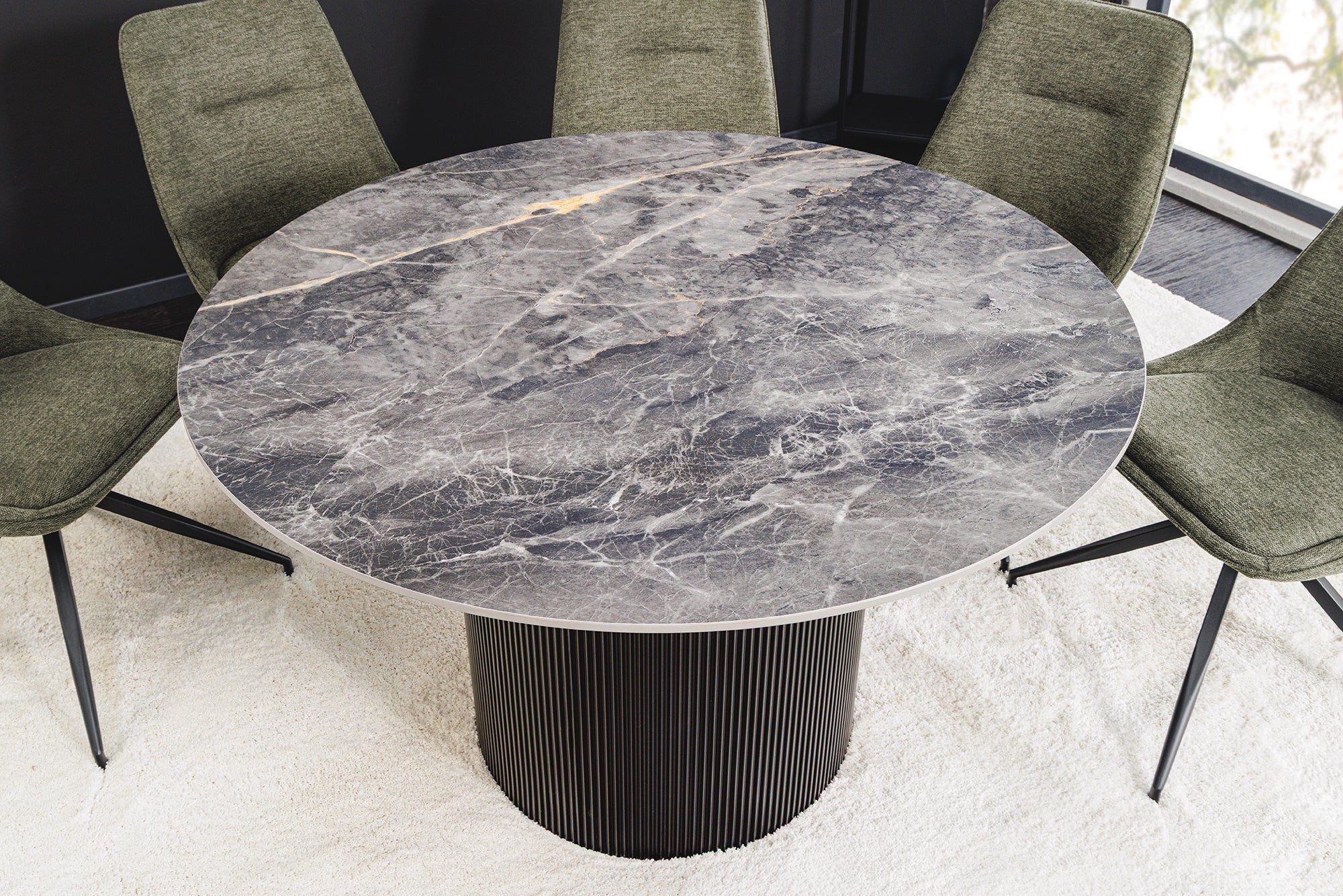 Okrągły stół z szarym marmurowym blatem i czarną, ryflowaną podstawą – elegancki, nowoczesny design