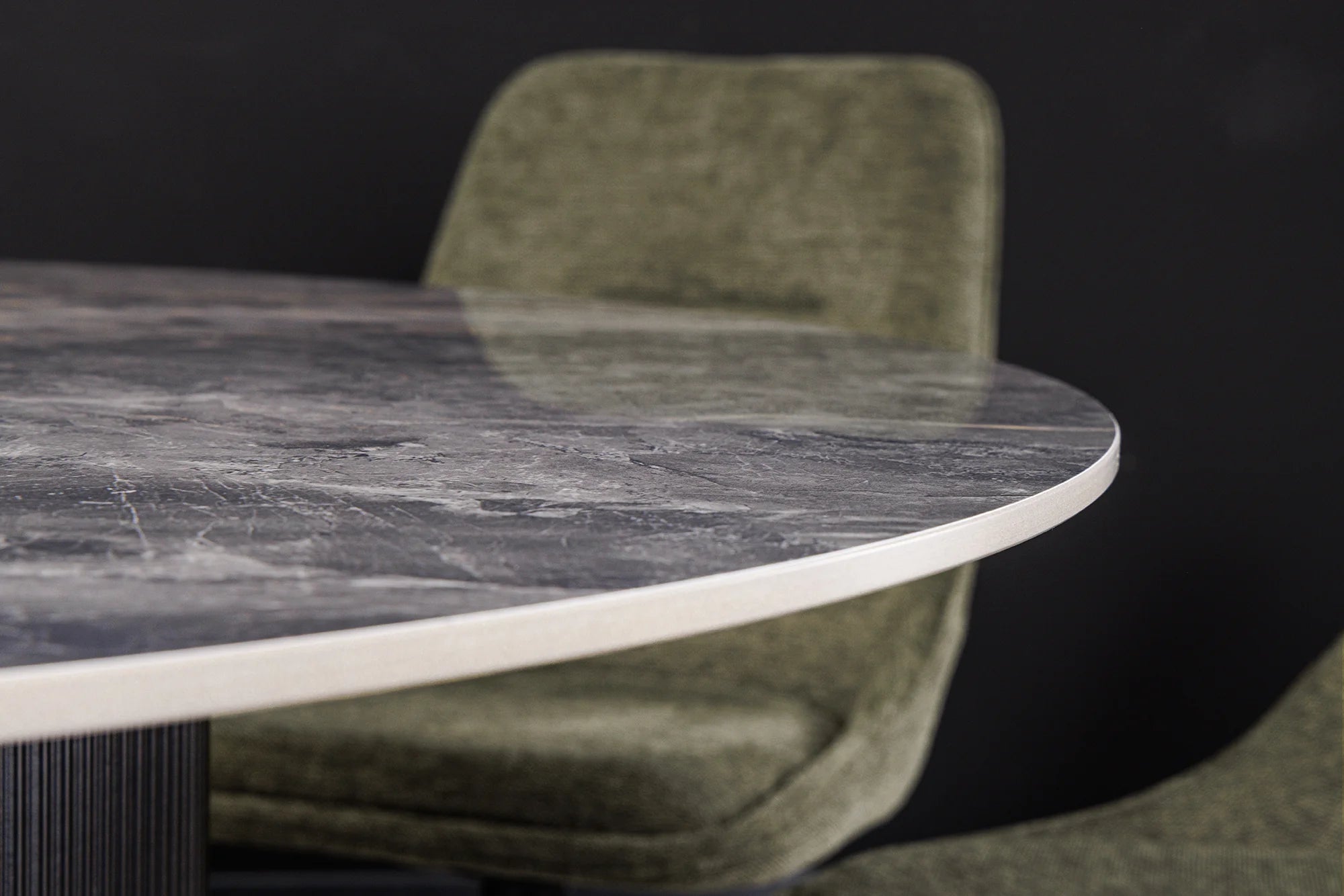 Okrągły stół z szarym marmurowym blatem i czarną, ryflowaną podstawą – elegancki, nowoczesny design