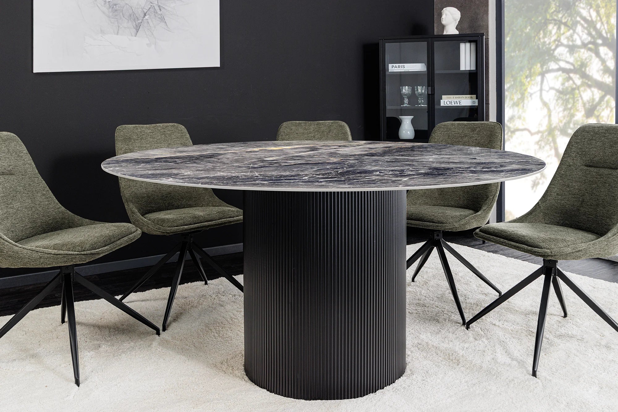 Okrągły stół z szarym marmurowym blatem i czarną, ryflowaną podstawą – elegancki, nowoczesny design