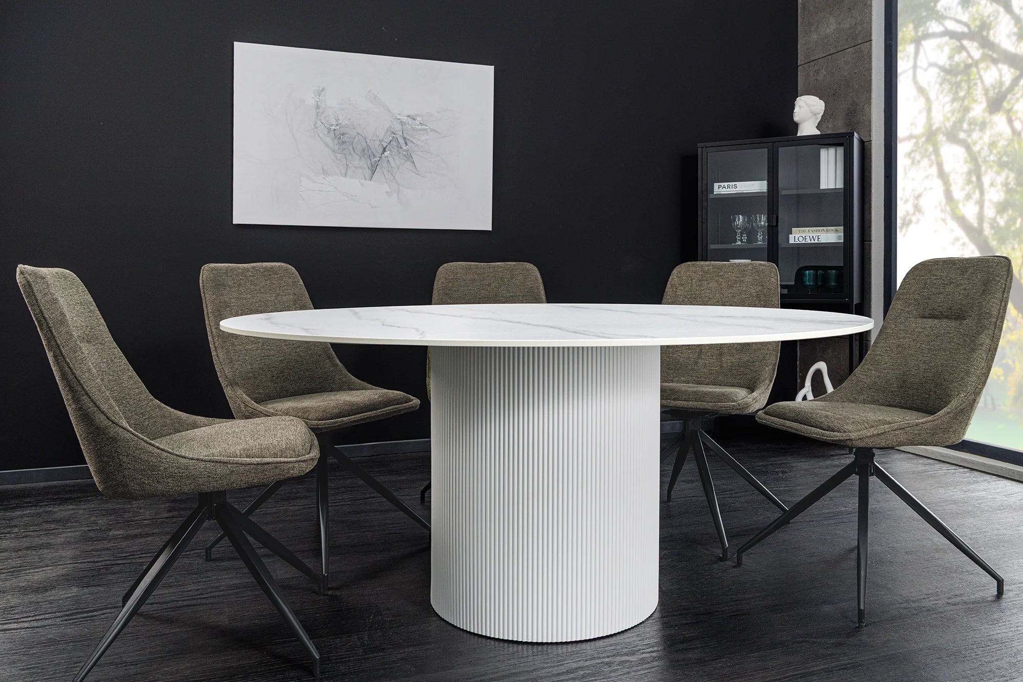 Okrągły stół z białym marmurowym blatem i ryflowaną podstawą – elegancki, nowoczesny design
