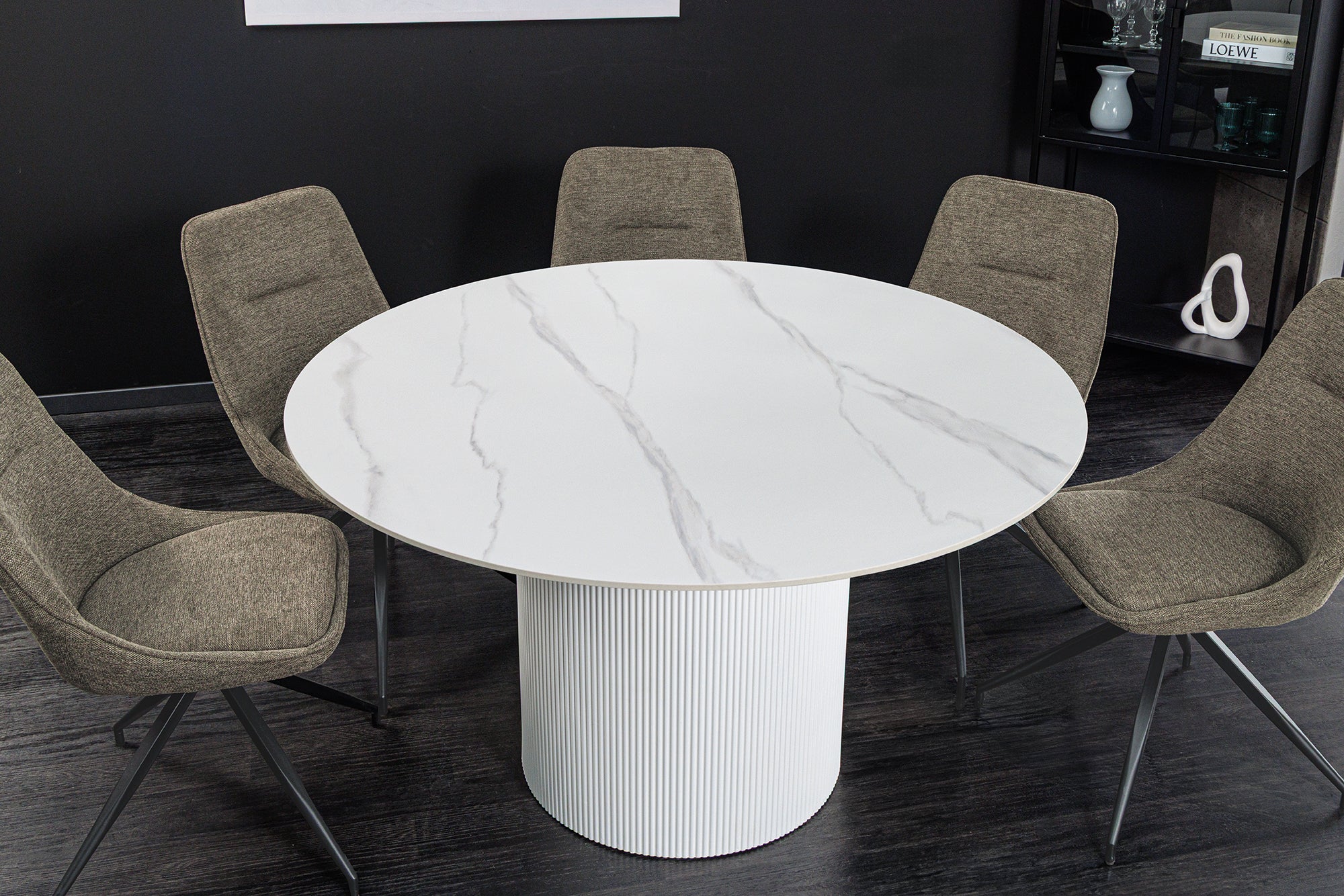 Okrągły stół z białym marmurowym blatem i ryflowaną podstawą – elegancki, nowoczesny design