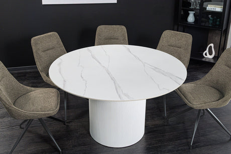 Okrągły stół z białym marmurowym blatem i ryflowaną podstawą  – elegancki, nowoczesny design