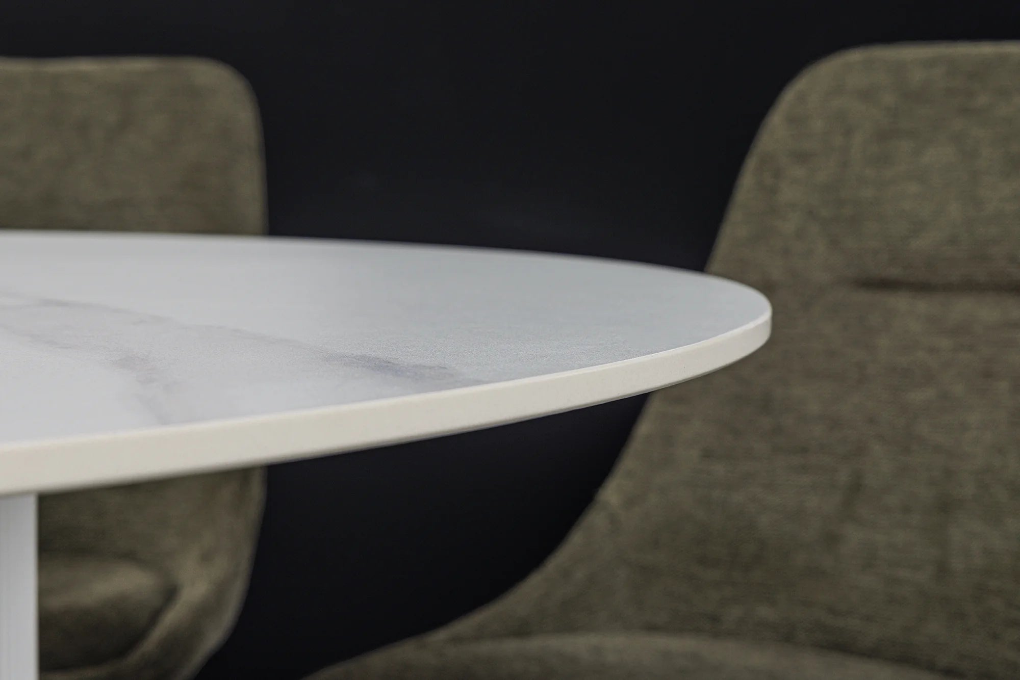 Okrągły stół z białym marmurowym blatem i ryflowaną podstawą – elegancki, nowoczesny design