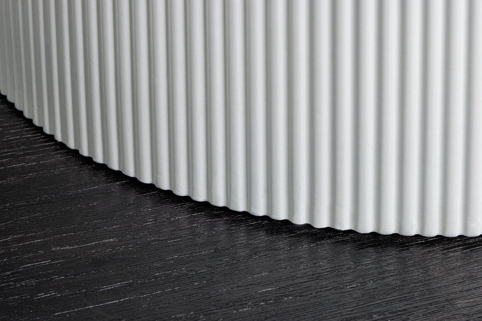 Okrągły stół z białym marmurowym blatem i ryflowaną podstawą – elegancki, nowoczesny design