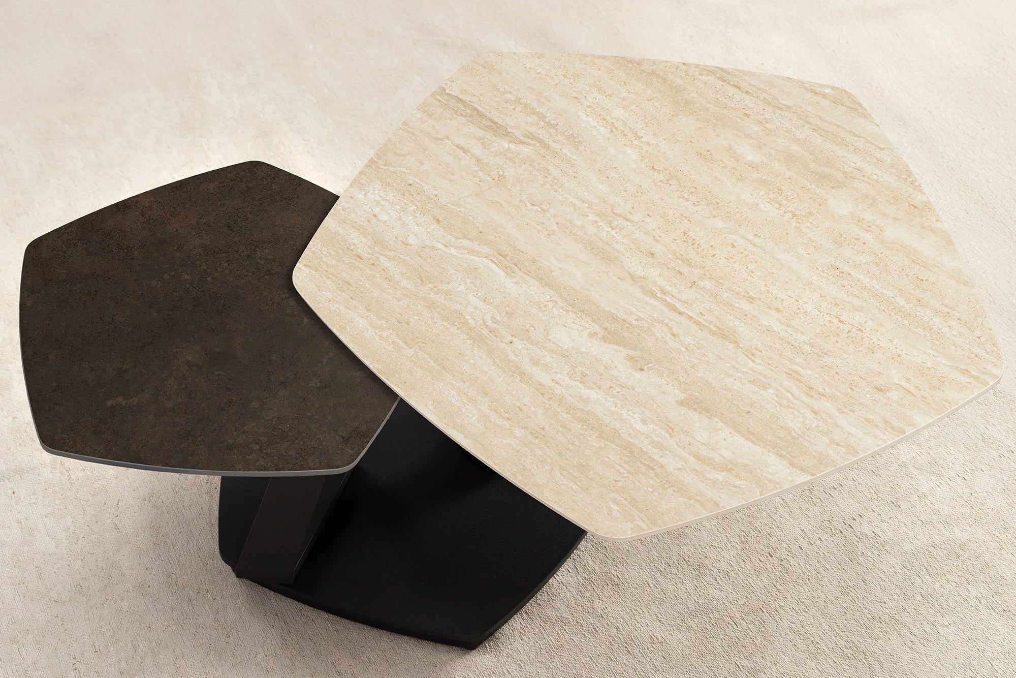 Stolik kawowy z ceramicznym blatem i metalową podstawą, rozkładany i obrotowy, nowoczesny design.