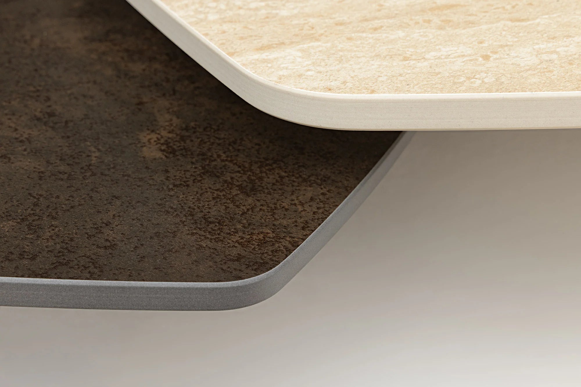 Stolik kawowy z ceramicznym blatem i metalową podstawą, rozkładany i obrotowy, nowoczesny design.