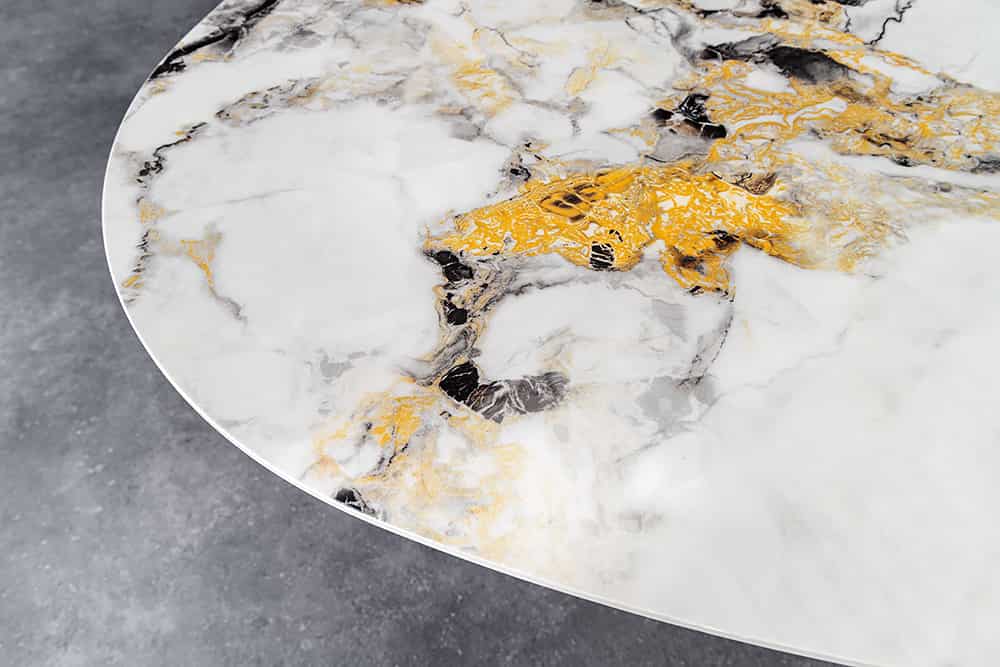 Stół z ceramicznym blatem , metalowa złota podstawa, elegancki do jadalni.