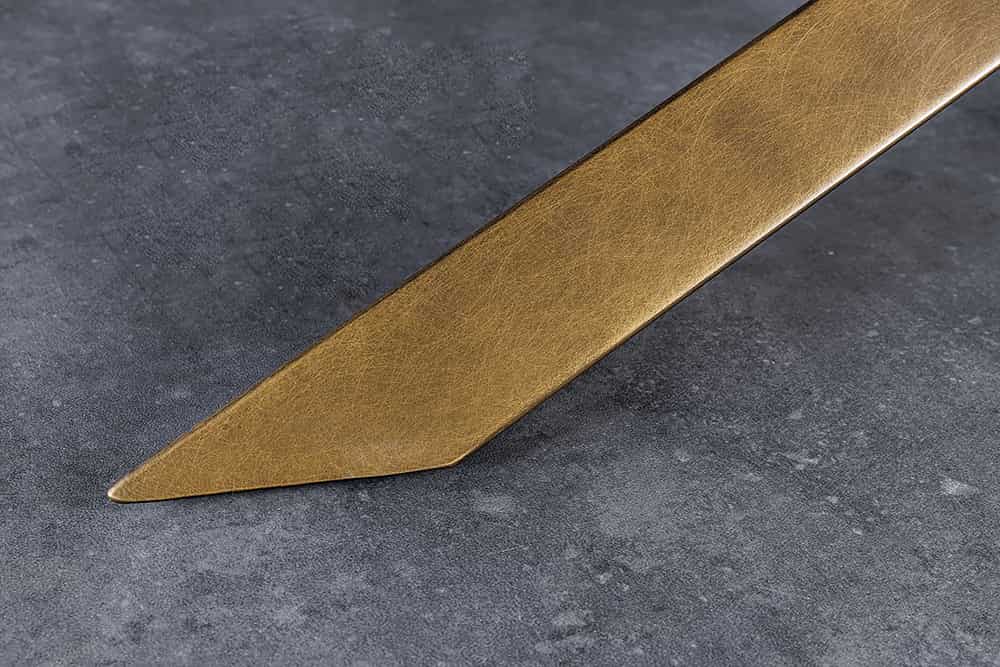 Stół z ceramicznym blatem , metalowa złota podstawa, elegancki do jadalni.