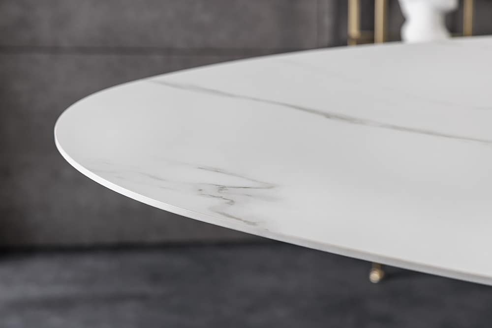 Stół z ceramicznym blatem , metalowa czarna podstawa, elegancki do jadalni.