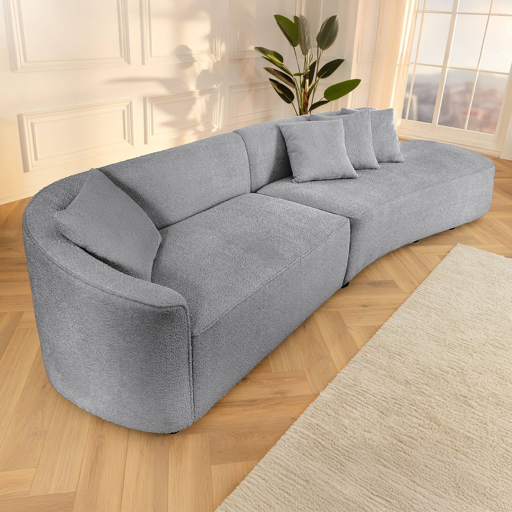 Beżowa sofa z tkaniny boucle o opływowym kształcie – nowoczesny mebel wypoczynkowy do eleganckiego salonu