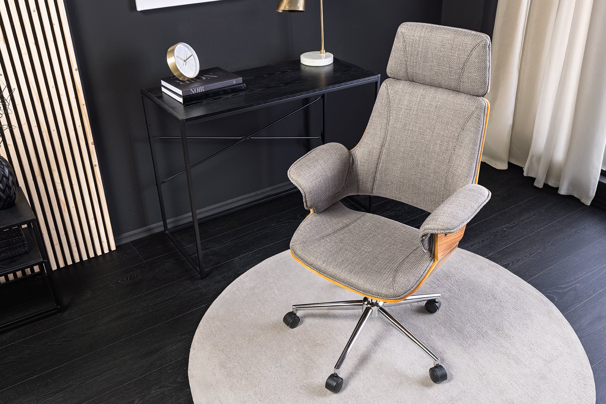 Szary fotel biurowy z chromowanym stelażem i drewnianymi akcentami orzechowymi