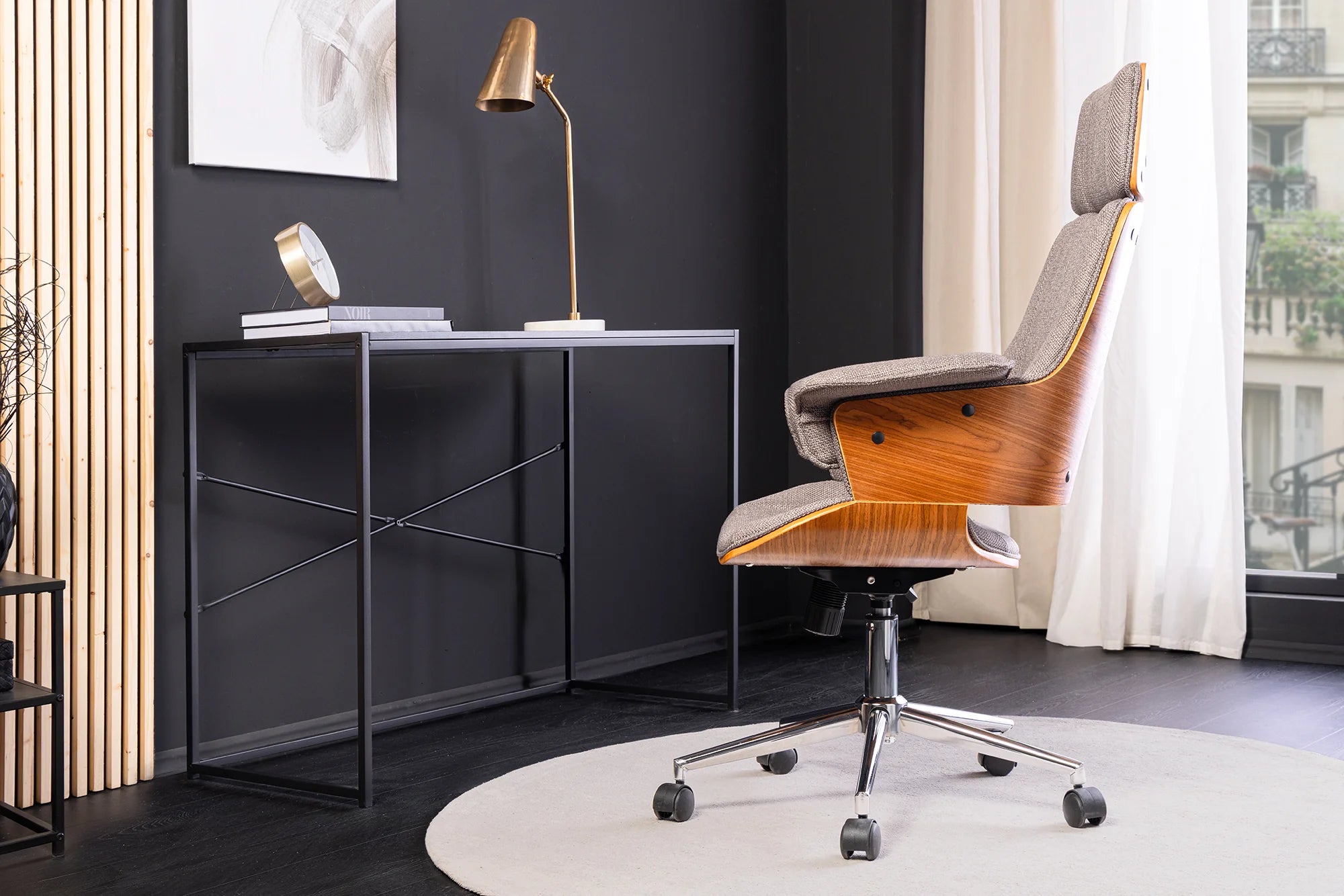 Szary fotel biurowy z chromowanym stelażem i drewnianymi akcentami orzechowymi