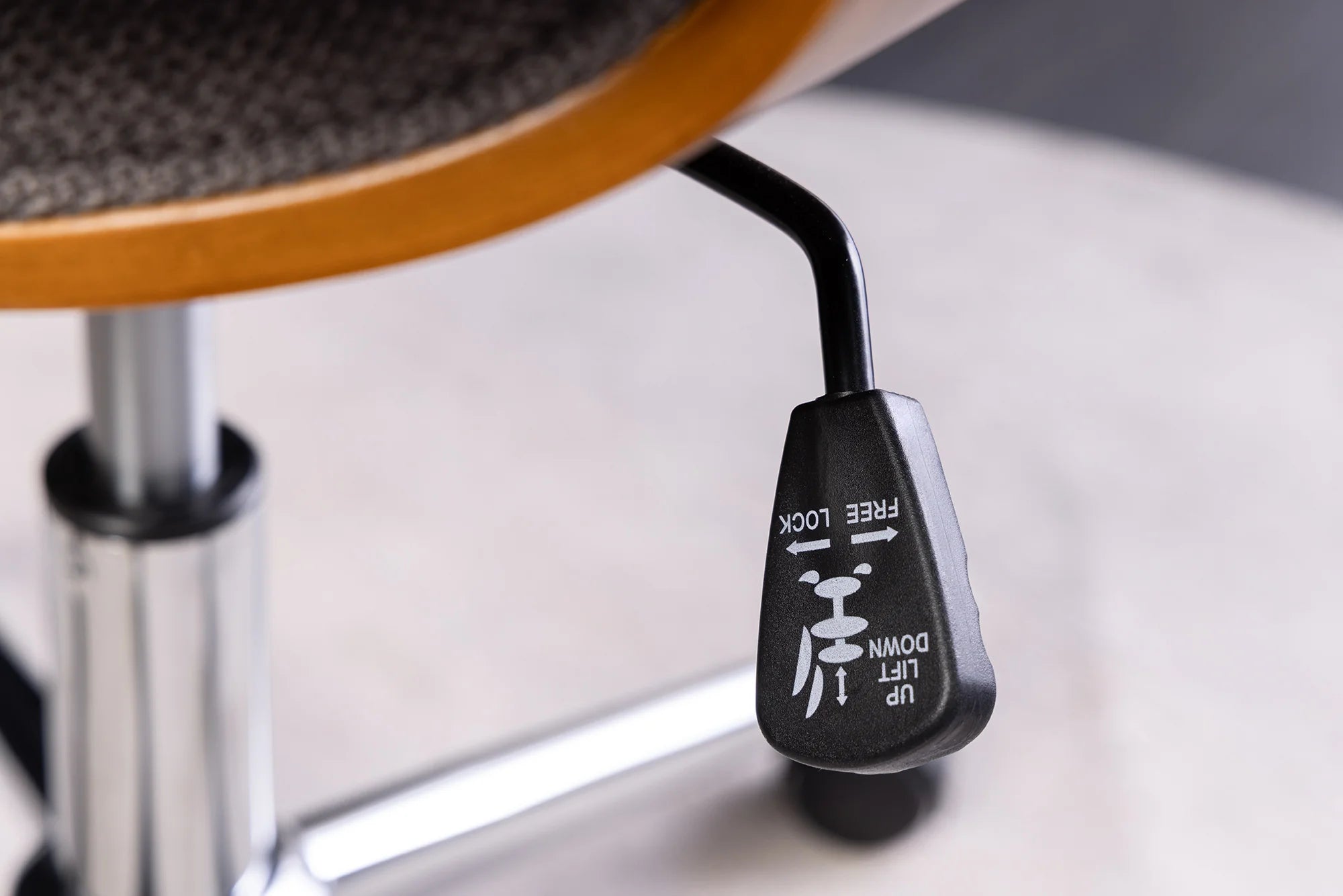 Szary fotel biurowy z chromowanym stelażem i drewnianymi akcentami orzechowymi