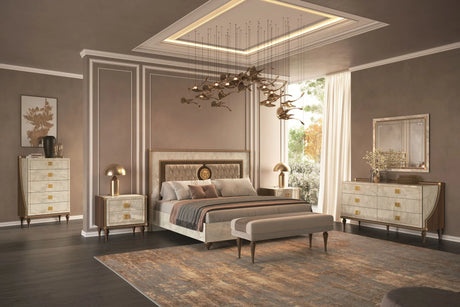 Włoska komoda 5 szufladowa Arredoclassic Romantica w marmurze Carrara i orzechu ze złotymi uchwytami