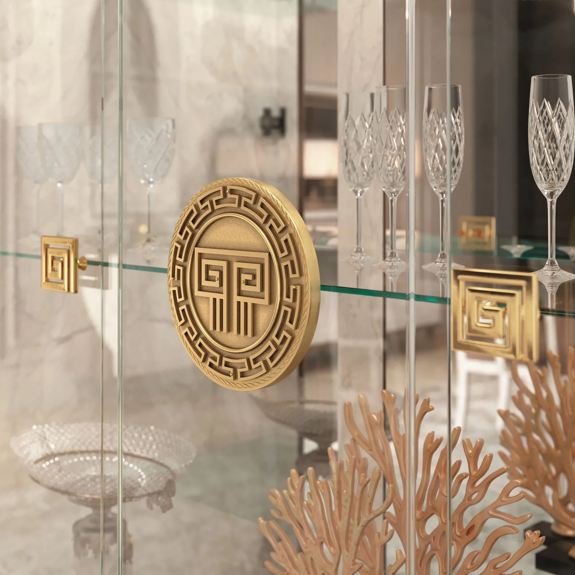 Włoska witryna Arredoclassic Romantica optyka marmur Carrara,orzech,  szklane drzwiczki i złote uchwyty