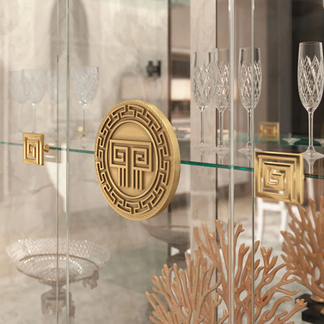 Włoska witryna Arredoclassic Romantica optyka marmur Carrara,orzech,  szklane drzwiczki i złote uchwyty