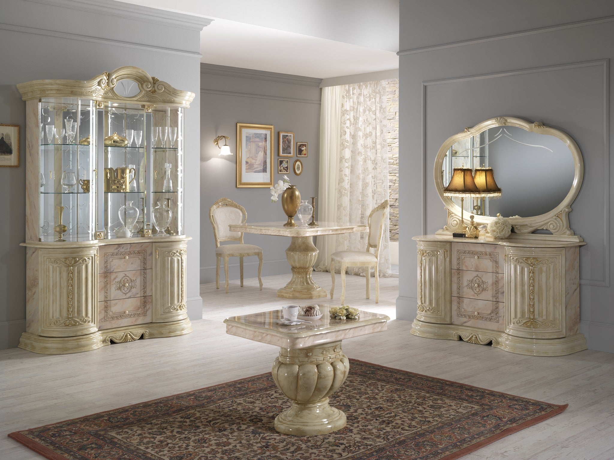 Włoskie lustro – elegancka owalna rama w beżowym połysku ze złotymi detalami, klasyczny styl glamour