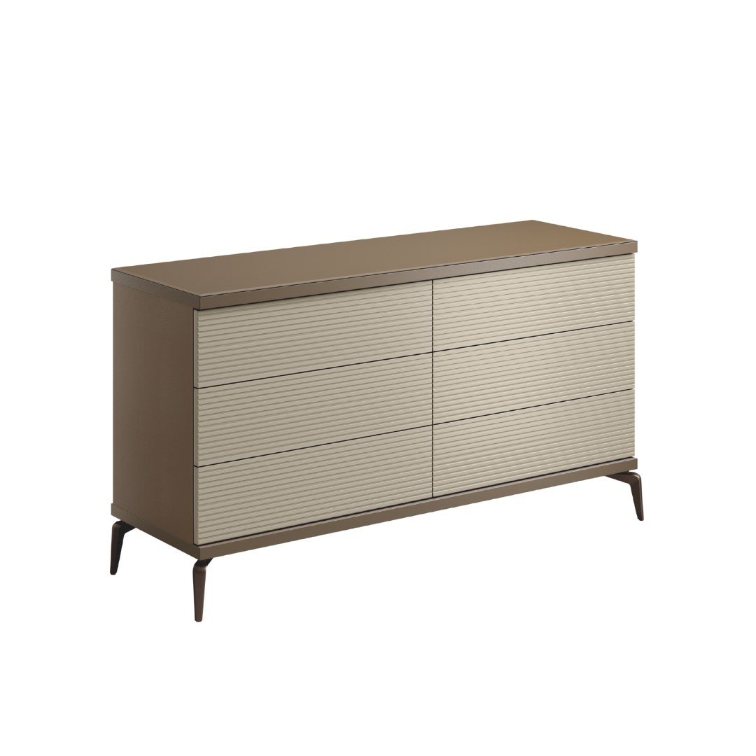 Włoska komoda Linea 6 szuflad z prążkowanymi frontami, płyta meblowa, metalowe nogi w kolorze brązu, nowoczesny włoski design