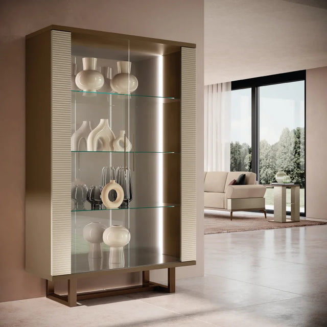 Witryna Linea 2-drzwiowa z przeszklonym frontem, szklonymi półkami i brązową geometryczną podstawą, prążkowane detale