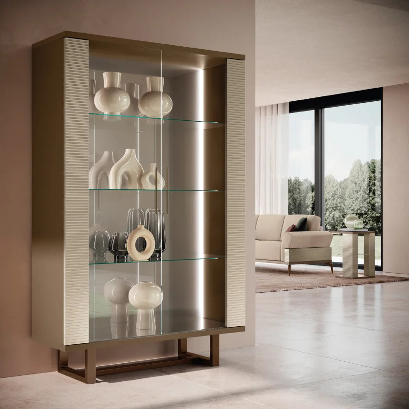 Witryna Linea 2-drzwiowa z przeszklonym frontem, szklonymi półkami i brązową geometryczną podstawą, prążkowane detale