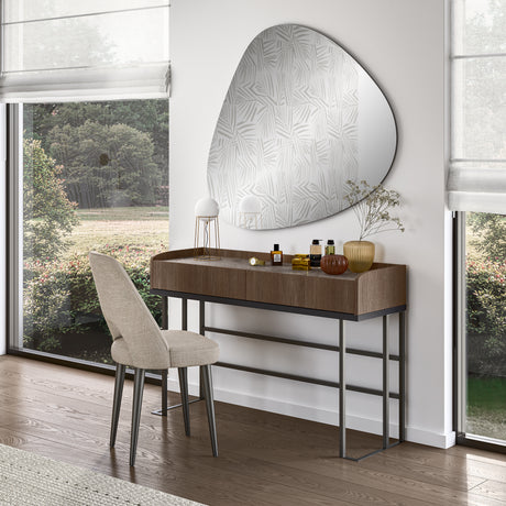 Konsola HEXAGON  ryflowany fornir w kolorze brązowym na czarnej metalowej podstawie