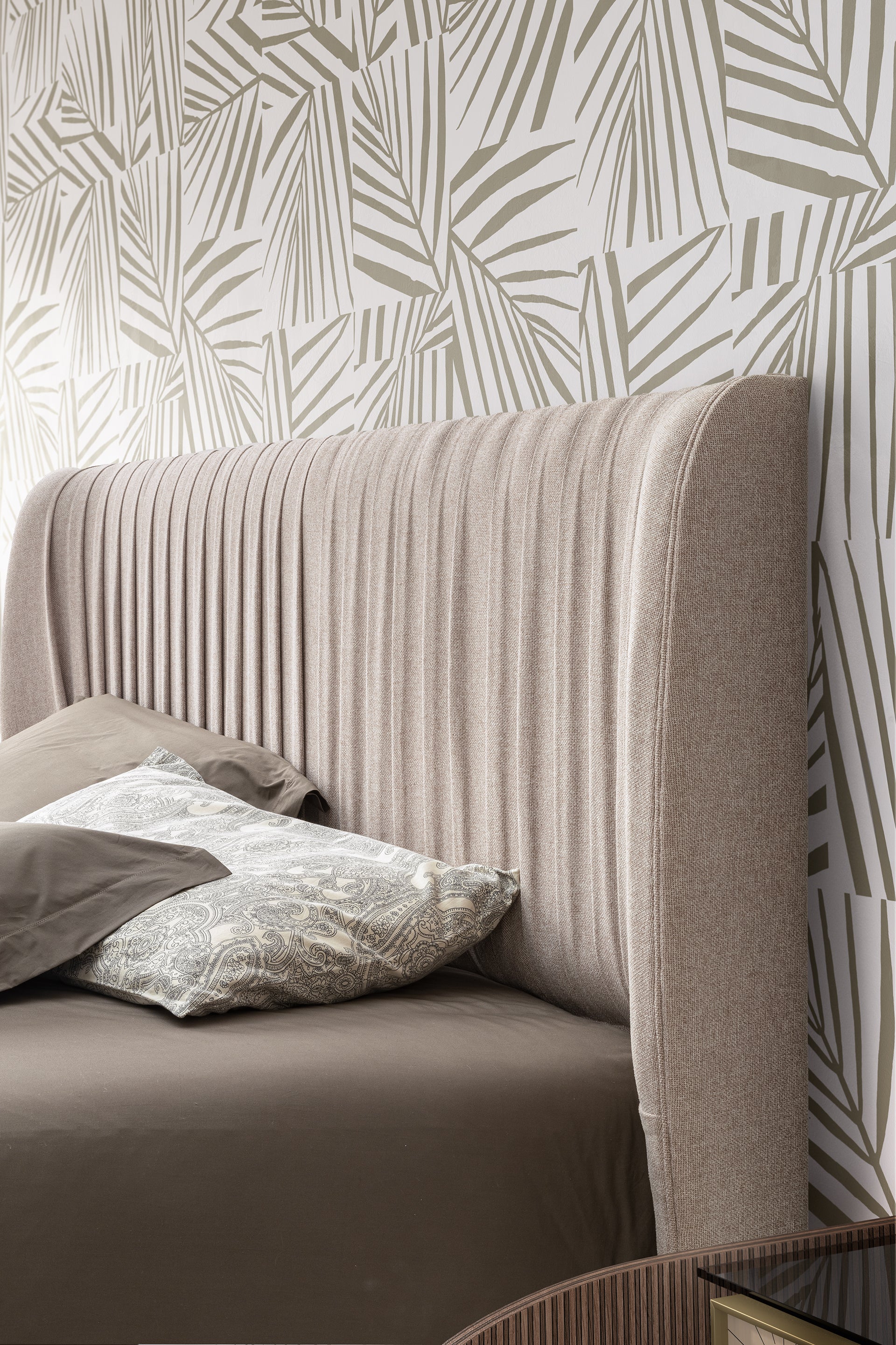 Łóżko włoskie Hexagon z pojemnikiem na pościel i plisowanym zagłówkiem w beżowej tkaninie.