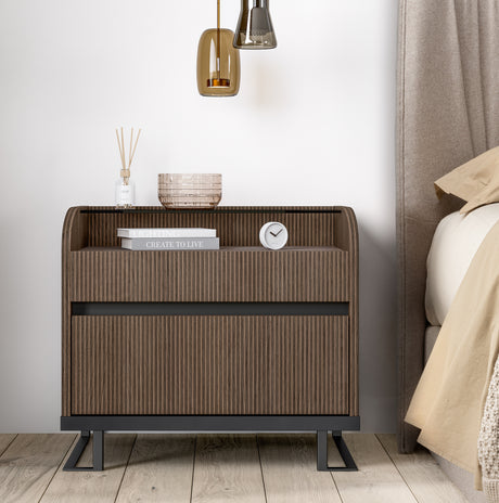 Szafka nocna HEXAGON  z ryflowanym frontem w kolorze brązowym i czarną metalową podstawą do nowoczesnej sypialni