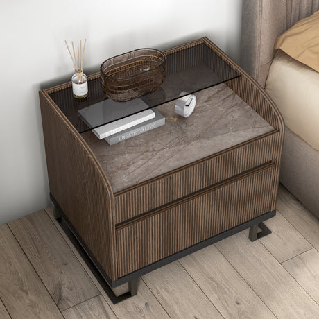 Szafka nocna HEXAGON  z ryflowanym frontem w kolorze brązowym i czarną metalową podstawą do nowoczesnej sypialni