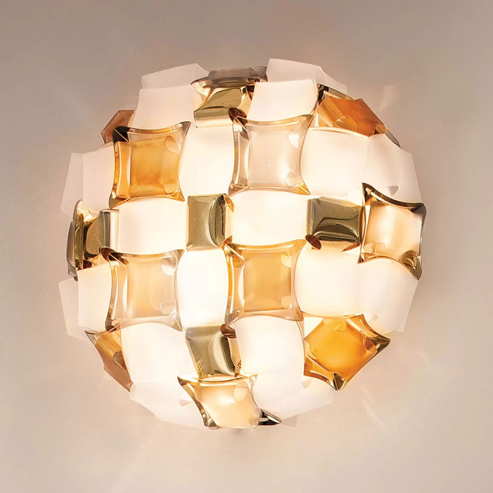 Slamp Mida lampa ścienna, 32x32 cm, bursztyn/biała