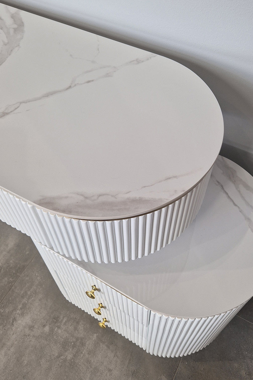 Rozsuwana toaletka Marion 120–150 cm z białym, ryflowanym MDF, marmurowym blatem , złote detale