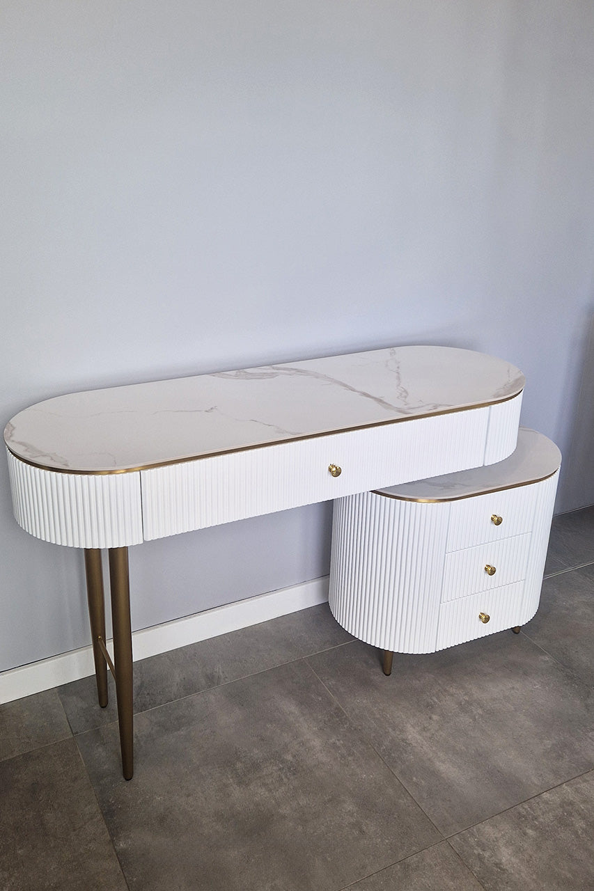 Rozsuwana toaletka Marion 120–150 cm z białym, ryflowanym MDF, marmurowym blatem , złote detale
