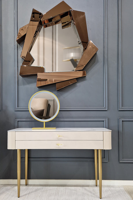 Konsola venus w kolorze beżu z mdf, złote uchwyty i podstawa ze stali nierdzewnej.