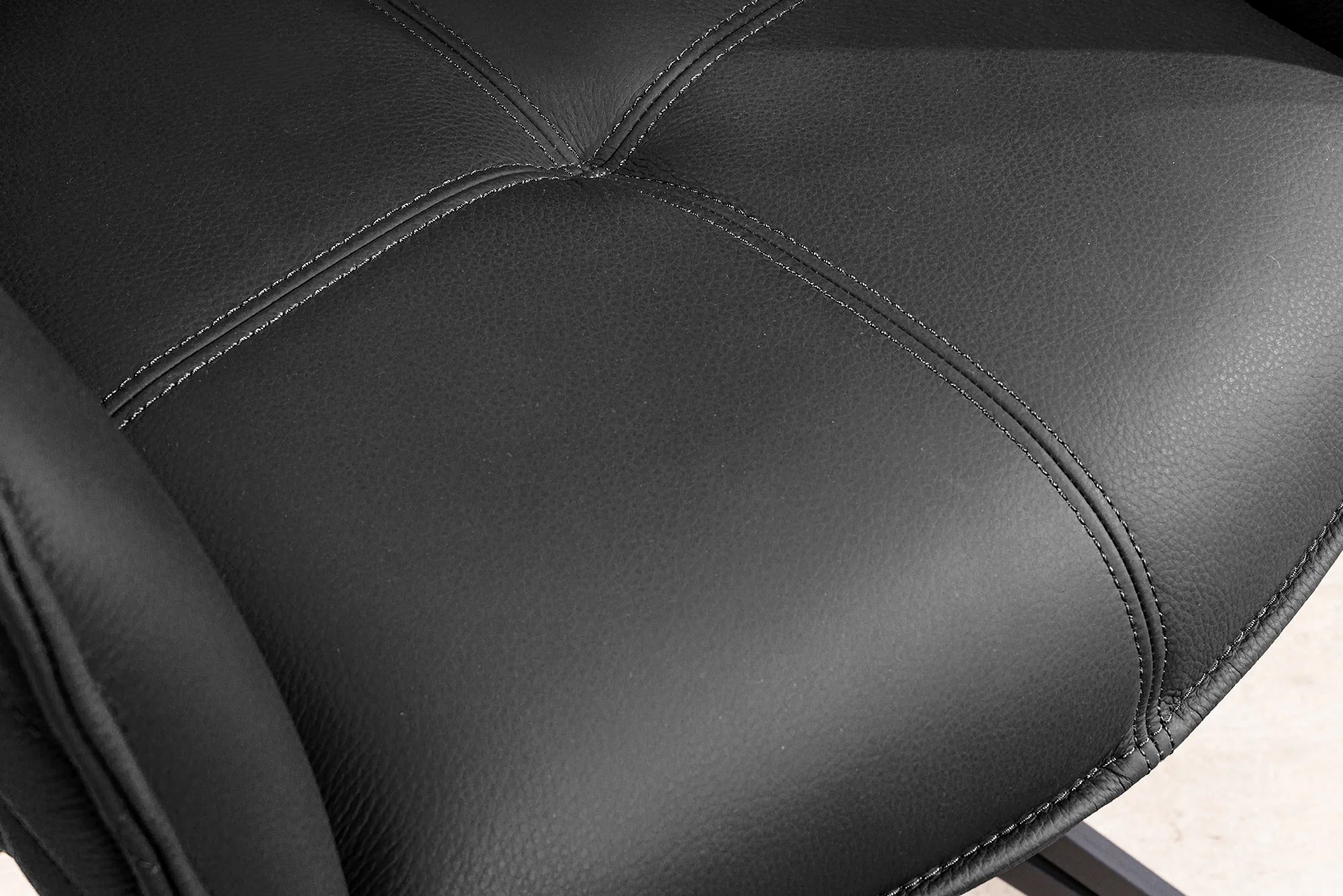 KRZESŁO EUPHORIA CZARNA SKÓRA OBROTOWE 180 / 45859 / INVICTA INTERIOR - Meblowy Sklep Internetowy Inventio