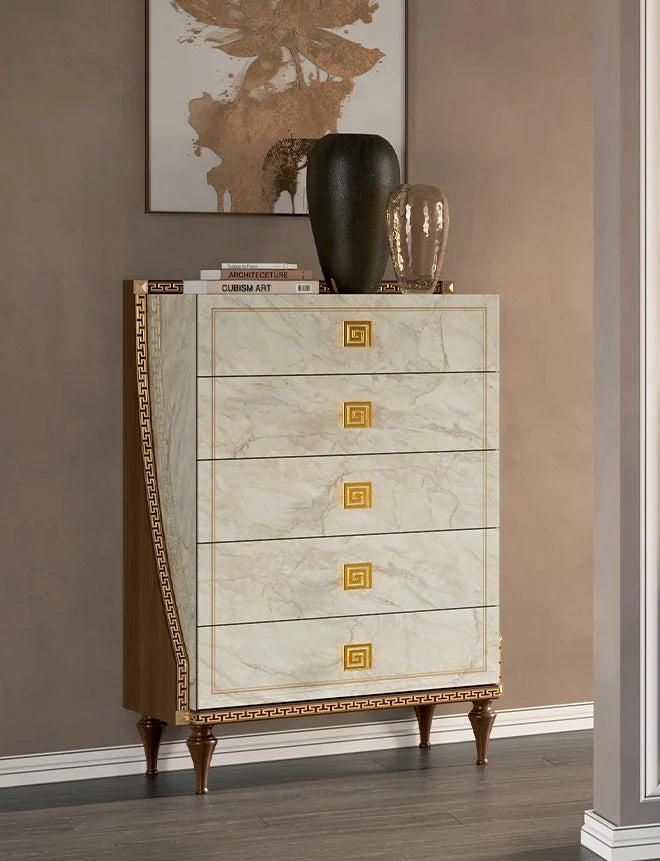 Włoska komoda 5 szufladowa Arredoclassic Romantica w marmurze Carrara i orzechu ze złotymi uchwytami