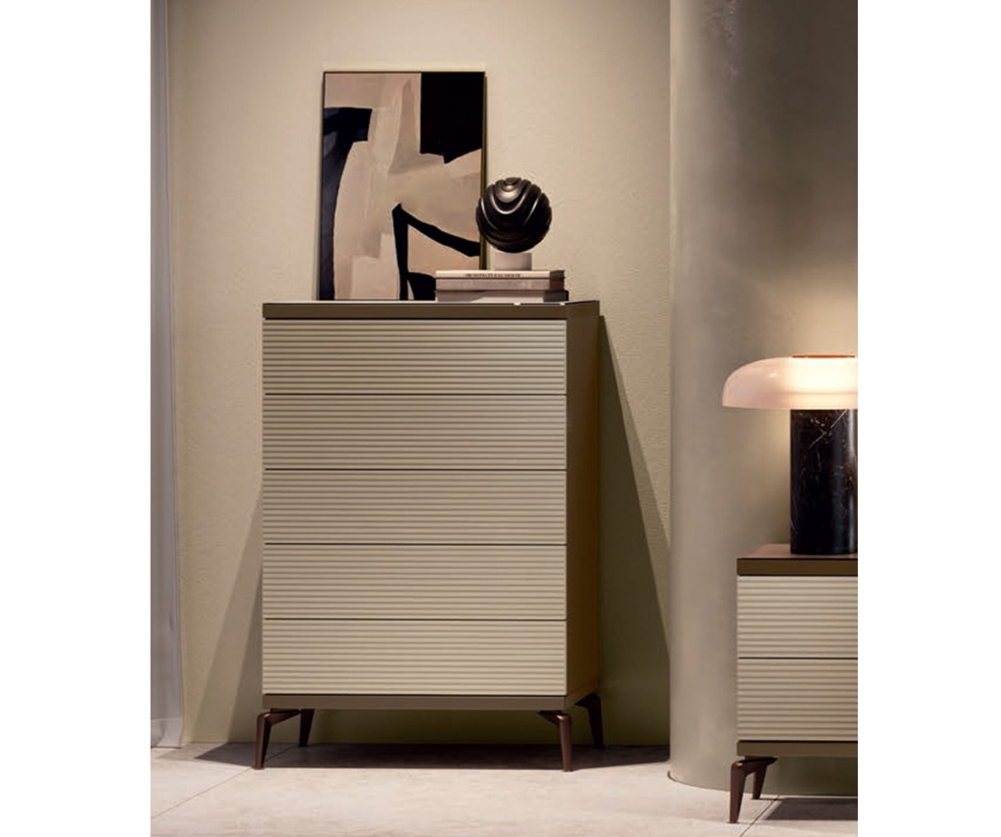 Włoska komoda Linea 5 szuflad z prążkowanymi frontami, płyta meblowa, metalowe nogi w kolorze brązu, nowoczesny włoski design