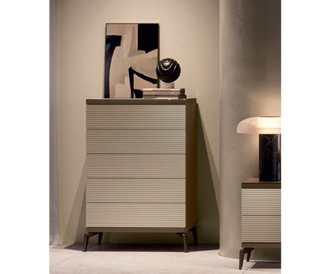 Włoska komoda Linea 5 szuflad z prążkowanymi frontami, płyta meblowa, metalowe nogi w kolorze brązu, nowoczesny włoski design